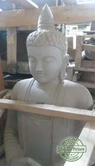 Sitzender Buddha, thailändisch inspiriert, 115 cm hoch. Flussstein grau 